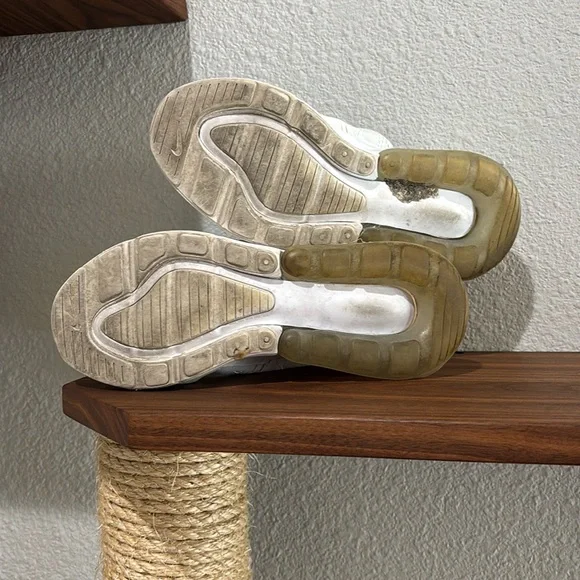 Nike Air Max 270. Size 6 Youth or Size 7 Women’s - Picture 7 of 11